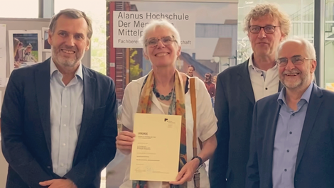 Ida Oberman neben Jost Schieren, Dekan des Hochschul-Fachbereichs Bildungswissenschaft (links), Hans Hutzel (Vorstandsmitglied der Alanus Stiftung) und Hans-Joachim Pieper, Rektor der Hochschule (ganz rechts). Foto: Alanus