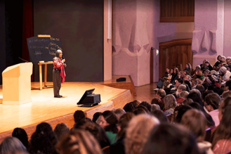 Anita Isla, Erzieherin und Lehrerausbilderin aus Chile, beleuchtete mit ihrem Vortrag «Gestaltung lebendiger und sinnvoller Räume für Kinder und Erwachsene in schwierigen Zeiten» mögliche Quellen der Resilienz. (Bild: Goetheanum/Xue Li)