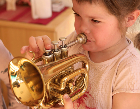 Ein Mädchen spielt Trompete. Foto: Goetheanum, Charlotte Fischer.