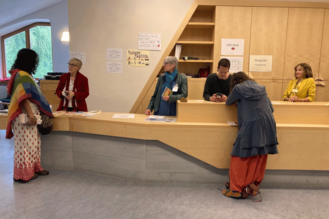 Regsamkeit auch bei den Ladies hinter dem Infotisch. (Bild: PädSek/GG)