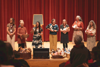 Das «Fest der Vielfalt»: Diese IASWECE-Feen übergaben die begehrten selbstgemachten Puppen in die Hände von jubelnden Tombola-Gewinnerinnen. (Bild: Goetheanum/Xue Li)