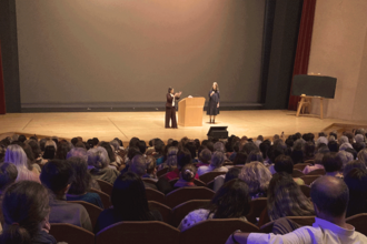 «Festakt 100 Jahre Steiner Waldorf Kindergärten» mit Paula Levy, Gründungsmitglied der brasilianischen Fakultät «Faculdade Rudolf Steiner» und Erzieherinnenausbilderin (sie wird hier von Constanza Kaliks, der Leiterin der Pädagogischen Sektion, konsekutiv übersetzt) und ...