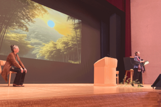 «Standhaftigkeit und Dankbarkeit: Ein Gleichgewicht finden zwischen starker Zentriertheit und tiefer Verbundenheit»: Der gemeinsame Vortrag von Clara Aerts aus Belgien (links) und Li Zhang aus China wird als der «Bamboo-Vortrag» in die Annalen der Pädagogischen Sektion eingehen. (Bild: PädSek/GG)