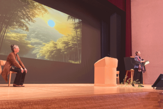 «Firmeza y gratitud: encontrar un equilibrio entre un fuerte equilibrio interior y una profunda conexión»: la conferencia conjunta de Clara Aerts (izquierda) y Li Zhang pasará a los anales de la Sección Pedagógica como la «conferencia del bambú». (Imagen: PädSek/GG)