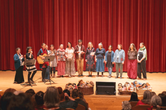 Singende Kleinkindspezialistinnen und ein charmanter Übersetzer aus der Tschechischen Republik. (Bild: Goetheanum/Xue Li)
