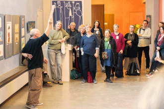 «Child art»: Die Ausführungen zur Ausstellung von Norbert Carstens, Künstler und Pädagoge (links), wurden aufmerksam mitverfolgt. (Bild: Goetheanum/Xue Li)