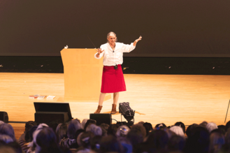 «Kindergarten – eine Einladung, das Heilige im ganz normalen Alltag zu entdecken»: Mit diesem Vortrag startete Silvia Jensen, Erzieherin und Puppenspielerin aus Brasilien, die Vortragsreihe der Welttagung. (Bild: Goetheanum/Xue Li)