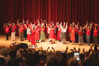 Wo ist Waldo? Unter die zahlreichen ungarischen Expertinnen der Kleinkinderziehung mischte sich auch ein Experte. (Bild: Goetheanum/Xue Li)