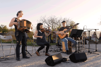 Und dann immer wieder: Gemeinsam tanzen zur Musik der Gruppe «Labotempo» – ...