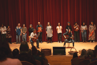 Erzieherinnen aus Chile sangen Violetta Parras Lied «Volver a los 17». (Bild: Goetheanum/Xue Li)
