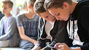 Boys on mobile phone (Photo: PädSek/ Charlotte Fischer)