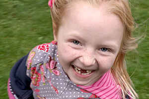 A laughing girl with a gap in her teeth (Photo: PädSek/ Charlotte Fischer)