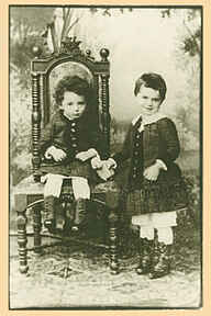 Foto: Rudolf Steiner (stehend, mit ca. 4 Jahren) und seine jüngere Schwester Leopoldine