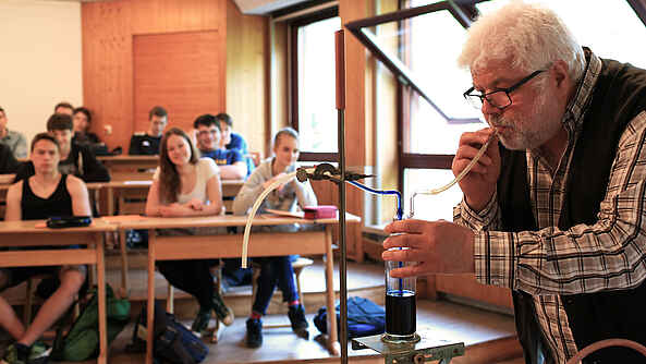 Pupils in physics lessons (Photo: PädSek/ Charlotte Fischer)