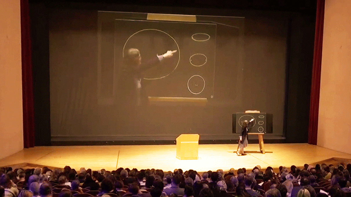 The ellipse of attention: Constanza Kaliks at the World Teachers' Conference 2023. (Photo: Goetheanum)