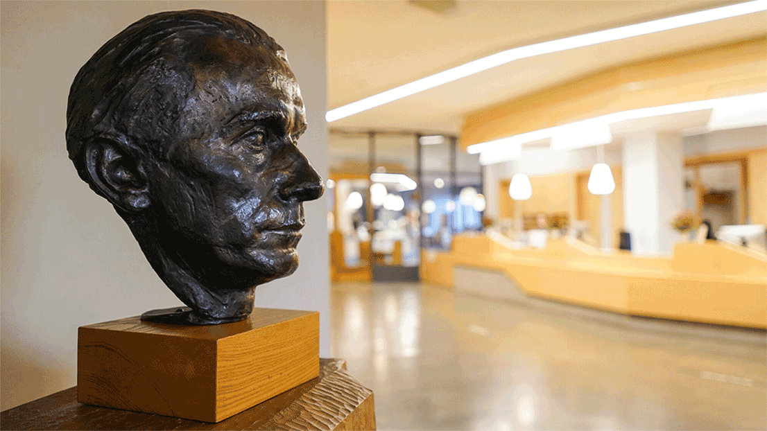Skulptur von Rudolf Steiner im Eingang des Goetheanum (Bild: Goetheanum/Xue Li) Skulptur von Rudolf Steiner im Eingang des Goetheanum (Bild: Goetheanum/Xue Li)